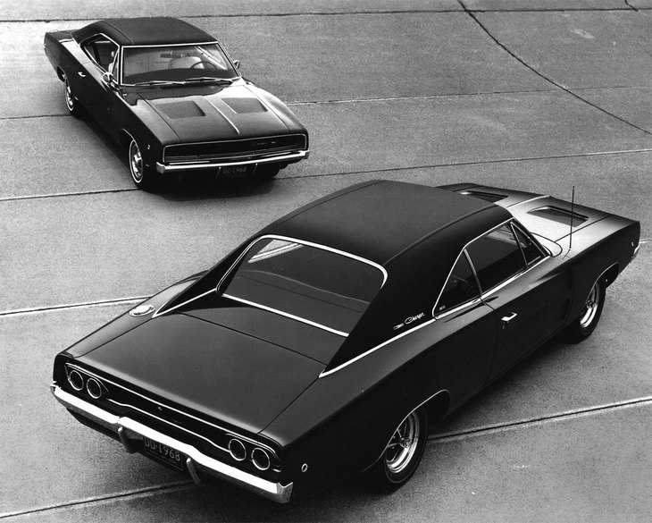 1968年型「ダッジ・チャージャー」。当時スペシャリティーカーの間で流行していた“ヒドゥンヘッドライト”（無灯火時にレンズを隠すカバーの付いたヘッドランプ）が不気味な雰囲気を駆り立て、観客に強烈な印象を植えつけた。