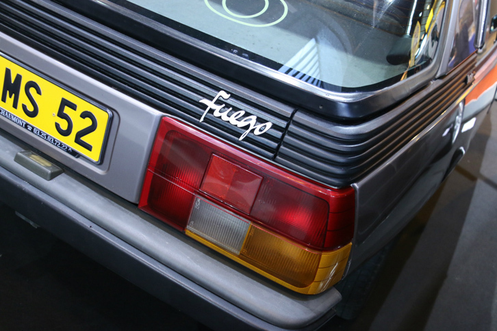 1984年製「ルノー・フエゴ ターボ」。ギャレット製T3ターボが備わる1.6リッター直4エンジンの最高出力は132ps/5000rpm。最高速は200km/hを記録した。なおフエゴ（fuego）とはスペイン語で「火」の意味。