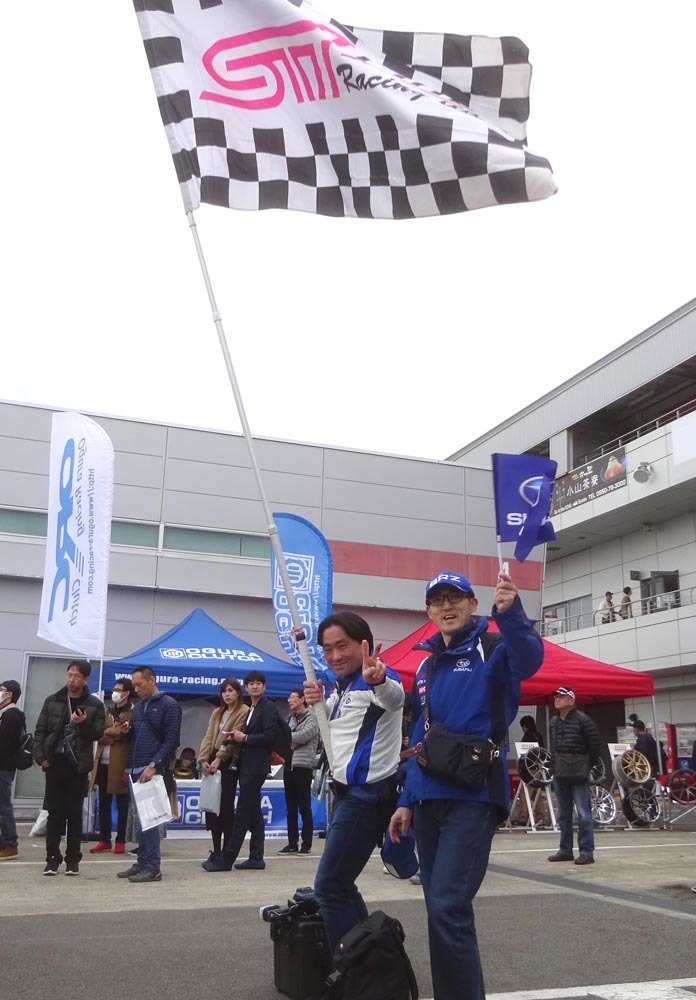 長年にわたりSUPER GTやニュルブルクリンク24時間レースの現場に駆けつけるKさんは、ドイツでロシアのスバルファンから譲り受けたというフラッグを振ってイベントを盛り上げた。