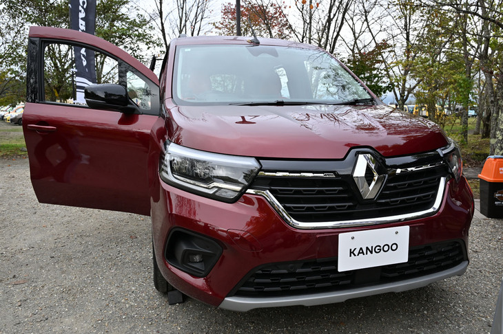 シートカバー等を手がけるCAVANAの展示車両は限定車として販売された「カングー ヴァリエテ」だ。
