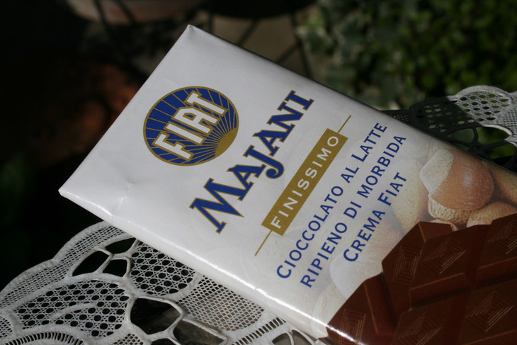 板チョコバージョン。いずれもヘーゼルナッツを含んだクリームチョコレートである。