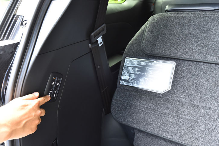 3列目シートの電動収納機構は、ハイブリッド車の最上級グレードのみ標準。その他の一部グレードにも、オプションとして用意される。