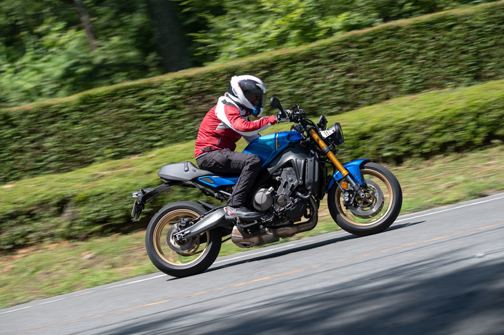 安全装備も充実しており、車両の状態を正確につかむ6軸IMUをはじめ、バンク角も考慮した制御を行うトラクションコントロール、スライドコントロール、ウイリーコントロールなどを搭載。クイックシフターはシフトアップに加え、シフトダウンでも使用可能となった。