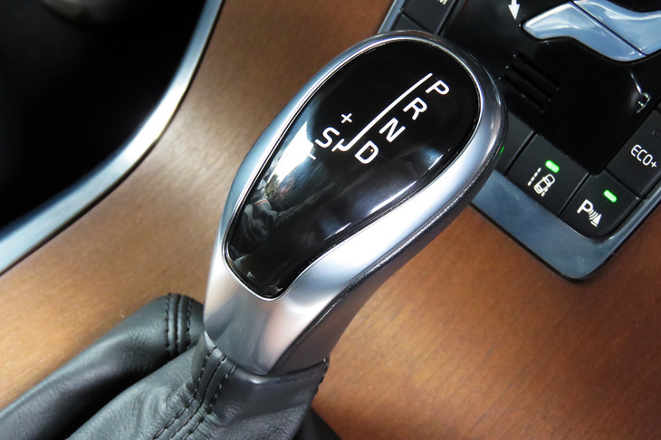 “折戸号”のシフトセレクター。「ボルボV70 T5 SE」には、アイシン・エィ・ダブリュ製のトルコン式8段ATが搭載されている。