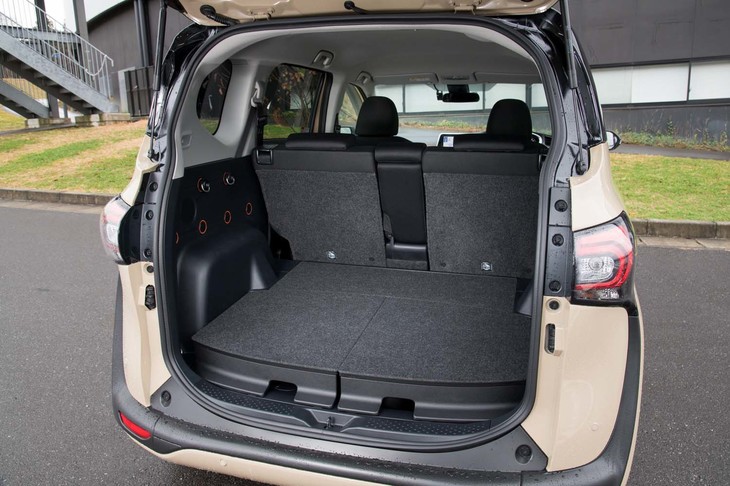 3列目シートを廃したことで手にした、広々としたラゲッジルーム（容量は非公表）。床下には樹脂製のアンダートレイも用意されている。