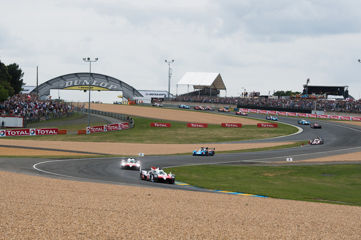 現地時間の6月16日15時、2台の「トヨタTS050 ハイブリッド」を先頭に、長い戦いの火ぶたが切られた。