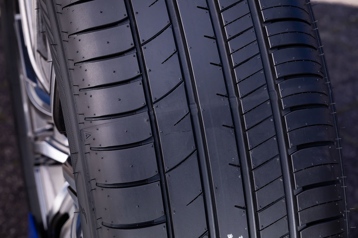 異なる太さの縦溝がパターンノイズを抑制。さらにその縦溝で発生した音を、ランダムに配置した横溝が外側に逃がすような仕組みが盛り込まれた「エフィシェントグリップRVF02」のトレッドパターン。接地面の最適化なども行い、従来製品比でパターンノイズを14％低減させたという。