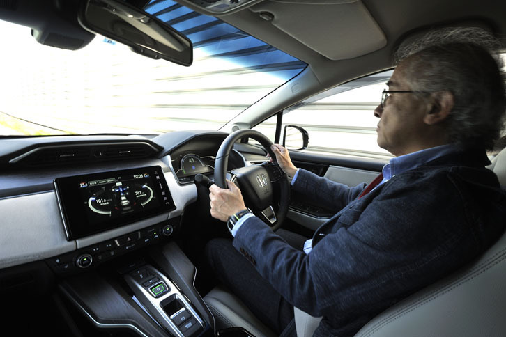 ライバルの「トヨタ・ミライ」と比べて印象的なのは室内が静かなこと。ステアリングを握るのは筆者。