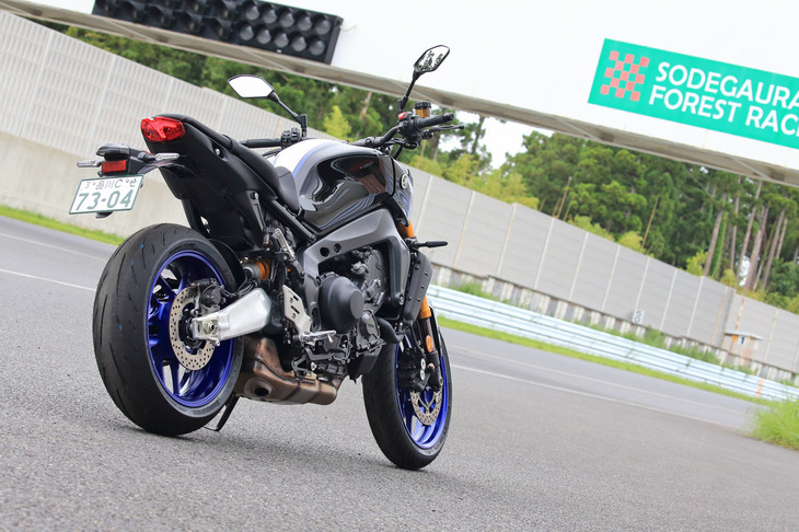 2013年に発表された初代から数えて3代目となる、新型「MT-09」。従来モデルより「Torque & Agile」というコンセプトを踏襲しつつ、さらなる動力性能の向上を図っている。