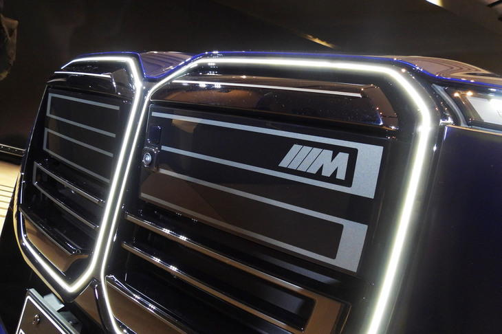 BMW i7 M70 xDrive（キドニーグリル）