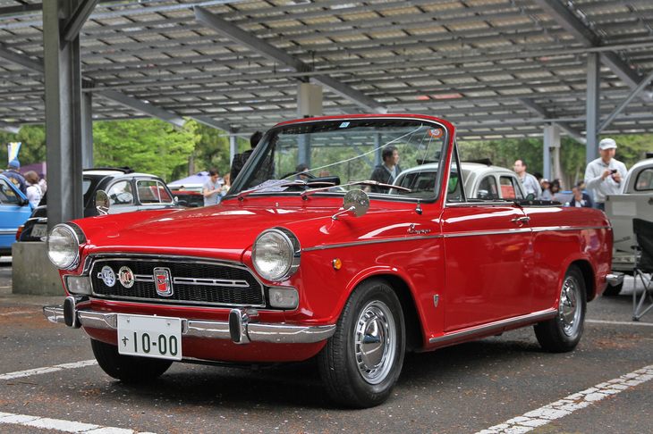 1970年「ダイハツ・コンパーノ スパイダー」。きれいに仕上げられた後期型だが、オーナーは独力でフルレストアした中期型も所有しているとか。