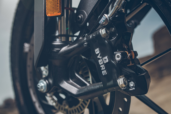 ブレーキは前後ともにバイブレ製で、前が320mmのディスクローターに4ピストンラジアルマウントキャリパー、後ろが230mmのディスクローターにシングルピストンフローティングキャリパーの組み合わせだ。