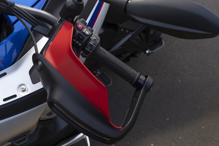 試乗に供されたのは、電子制御トランスミッション「ASA」の搭載車だったので、左ハンドルバーにクラッチレバーは存在しなかった。