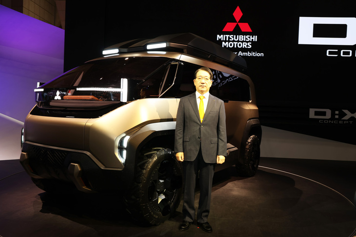 「三菱D：Xコンセプト」と、三菱自動車の代表執行役社長兼最高経営責任者である加藤隆雄氏。