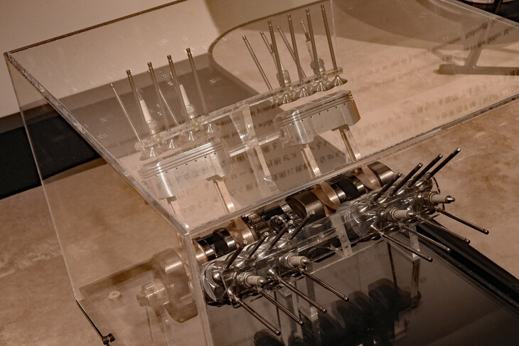 「NR500」に搭載されたV4エンジンの、奇抜なだ円ピストンと1気筒あたり8本のバルブ。ガイドさんいわく、あまりに前例のない技術だっただけに、壊れるのはまぁ仕方ないにしても「どこがどうして壊れたのか、全然ワカラナイ！」と現場は大変だったとか。