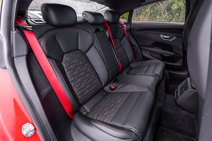 車体後部に向かってなだらかなラインを描くルーフラインにより、後席のヘッドルームは少しタイトな印象。身長178cmの筆者だと、お尻を前にずらさないと頭が天井につっかえてしまった。