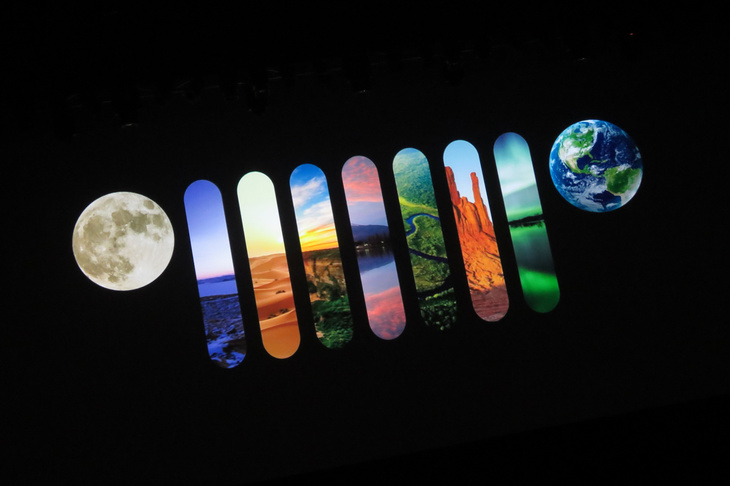 スクリーンに大写しにされた、ジープの象徴である“セブンスロットグリル”。2017年のロサンゼルスオートショーで世界初公開された新型「ジープ・ラングラー」がいよいよ日本でも正式発表された。