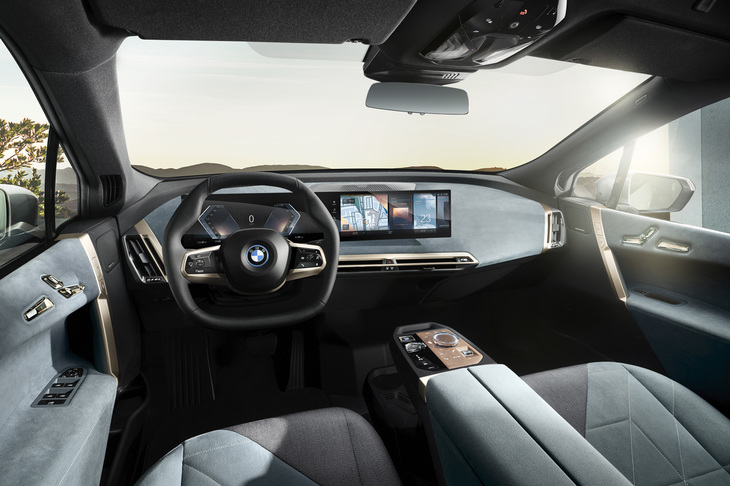 高級ラウンジをイメージしたというインテリア。BMW車で初となる六角形のステアリングホイールを採用している。