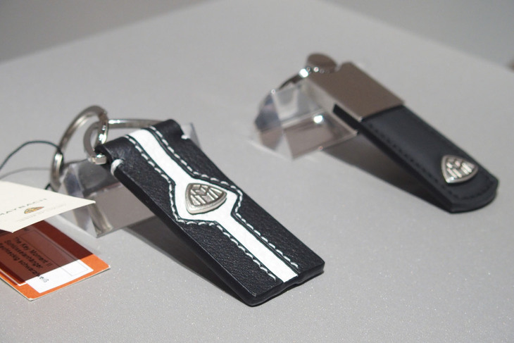 「マイバッハSLモノグラムシリーズ」の発表イベント会場に展示されたマイバッハのアクセサリー。