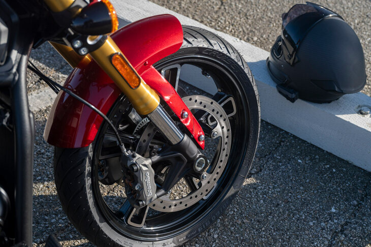 ブレーキは、前がφ320mmのダブルディスクと4ピストンキャリパー、後ろがφ298mmのディスクとシングルキャリパーの組み合わせ。タイヤサイズは前が130/60B19、後ろが150/80B16で、「メッツラー・クルーズテック」が装着されていた。