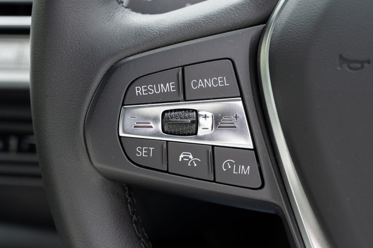 BMWの4ドア車としては価格が抑えられている「2シリーズ グランクーペ」。ただし、ナビや前走者追従機能付きクルーズコントロールなどがオプションとなっている点には注意が必要だ。