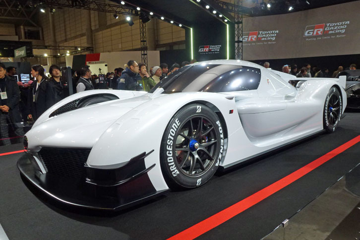 東京オートサロン2018で世界初公開された「GRスーパースポーツコンセプト」。そのいでたちは、プロトタイプレーシングカーそのもの。ルーフアンテナには「T-Connect」のロゴが入っている。