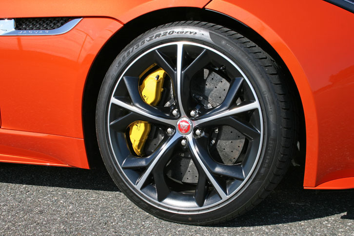 ホイールは20インチ。試乗車にはオプションのカーボンセラミックブレーキが装着されていた。黄色いキャリパーが目印。