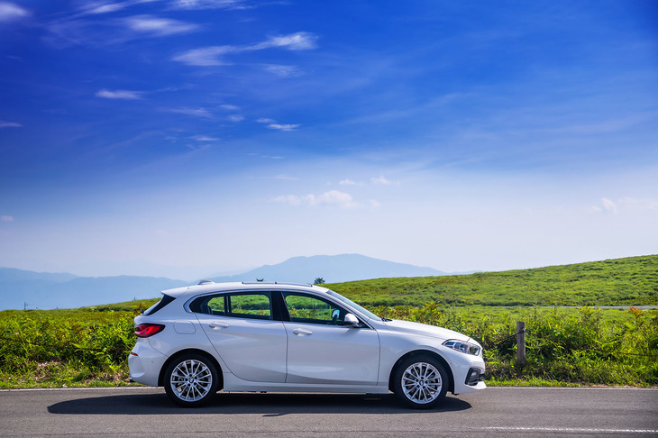 「118dプレイ エディションジョイ＋」のボディーサイズは全長×全幅×全高＝4335×1800×1465mm、ホイールベースは2670mm。車重は1490kgと発表されている。