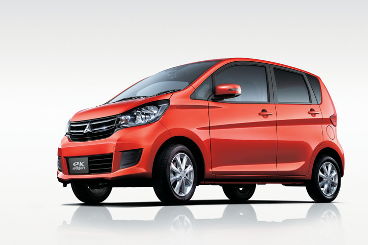 「eKワゴン」。ボディーカラーは新色の「コーラルピンクマイカ」。