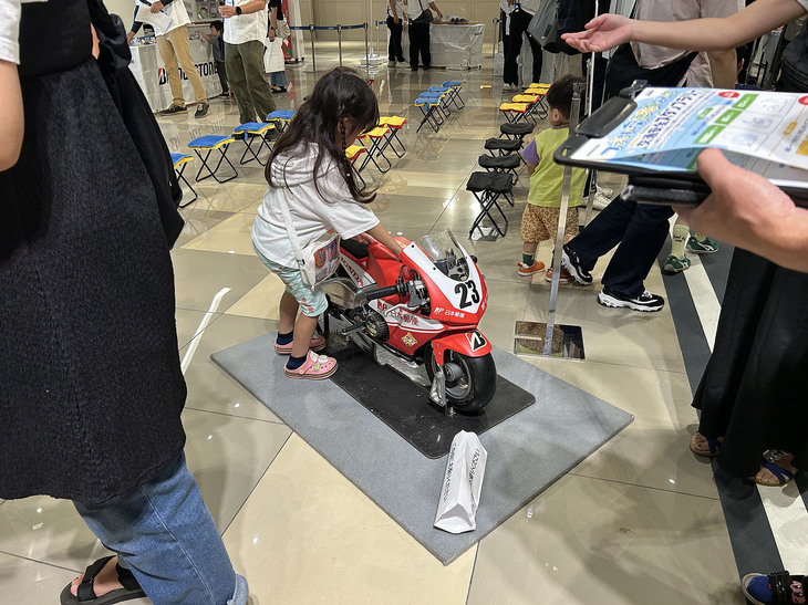 「GSX1300Rハヤブサ」の隣には、かわいらしいポケットバイクも展示された。子どもがひとりでもまたがれることもあって大人気。“ちびっ子ライダー”のフォトスポットとしても活躍した。この出会いがきっかけとなって、将来プロライダーが誕生する、なんてこともあるかもしれない。