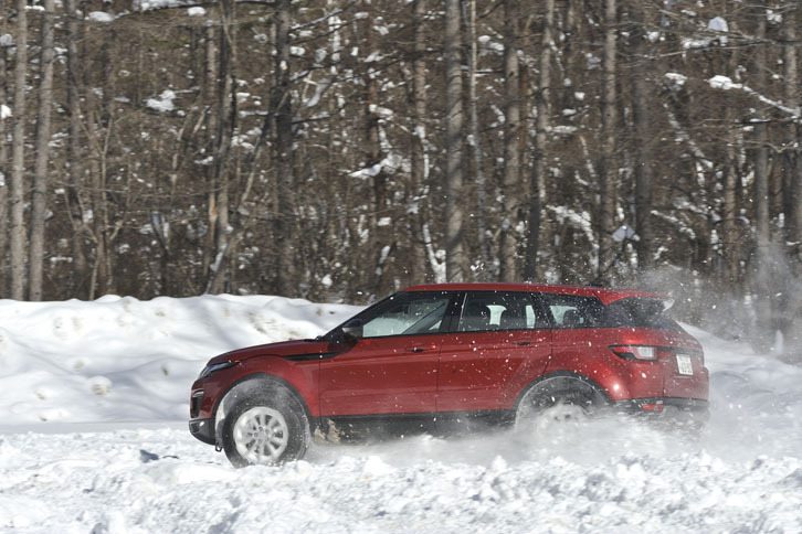 「レンジローバー イヴォーク」の2リッター直4ターボユニットは240psと34.7kgmを発生する。JC08モード燃費は10.6km/リッター。