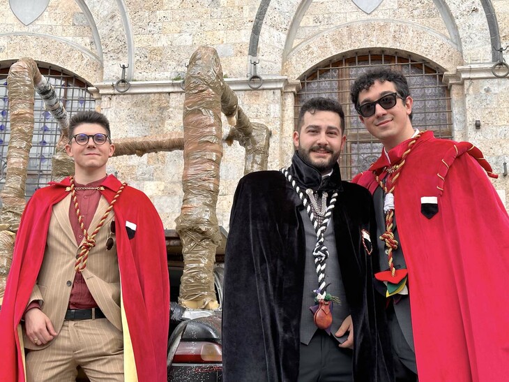 「フェスタ・デッレ・マトリーコレ」に参加していた学生たち。写真の一番右が説明してくれたロレンツォ君。