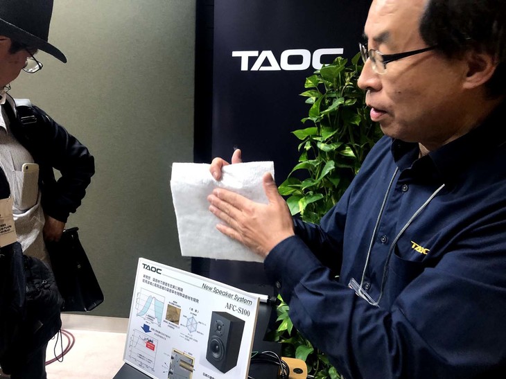 「AFC-S100」の内部に使用する吸音材を解説中。音質に悪影響を与える振動を吸収しつつ、前に出す音はきちんと出す。