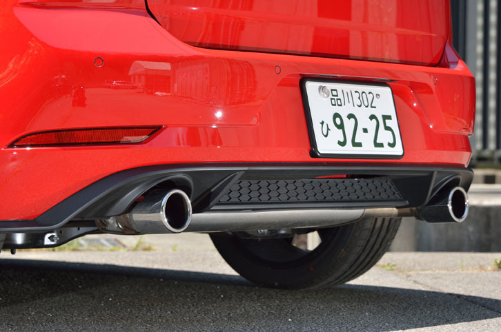 エキゾーストパイプは、左右振り分けの2本出し。エンド部にはクロームメッキが施される。