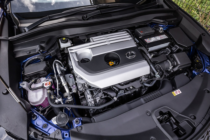 「UX200“Fスポーツ”」に搭載される2リッター直4エンジン。最高出力174PS、最大トルク209N・mのスペックは従来型から変更はない。