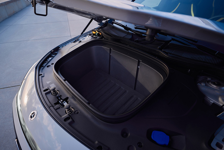 フロントにも容量101リッターのラゲッジスペースが備わっており、全体としては先代モデルよりも積載能力は高くなっている。ただしこれはハイブリッドモデルには備わらない。