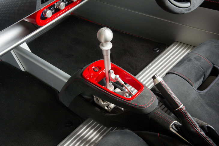 シフトブーツの排されたオープンゲートタイプのセンターコンソール。シフトセレクターの内部はご覧の通り丸見えとなっている。