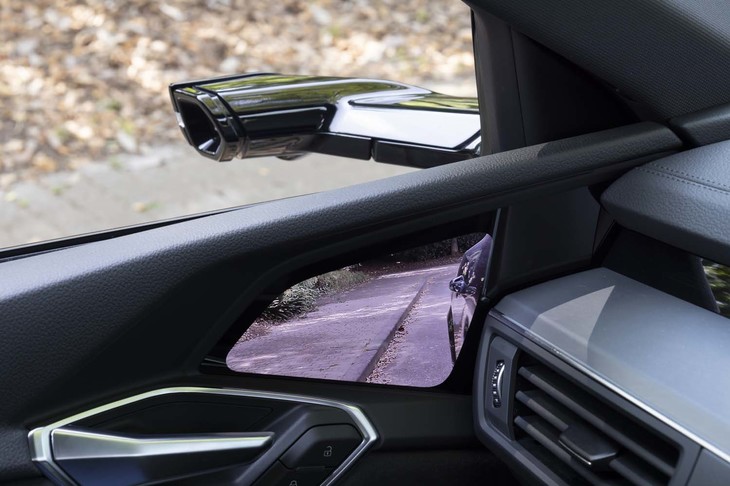 「バーチャルエクステリアミラー」は26万円のオプション。普及が進まないが、「レクサスES」や「ホンダe」などよりも映像自体はクリアだ。