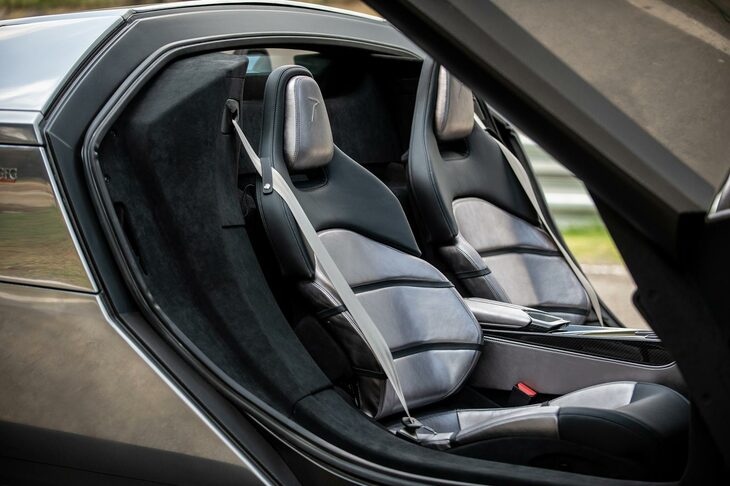 光沢シルバーのレザーが用いられたシート。