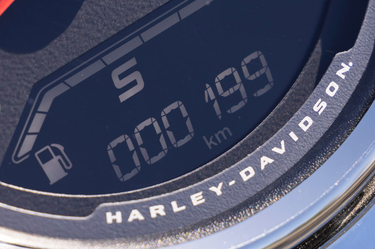 「ミルウォーキーエイト117」を搭載した2025年モデルのクルーザーには、ライドモード機能を新採用。モードは「ロード」「レイン」「スポーツ」の3種類で、LCDディスプレイにアイコンが表示される。