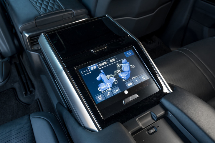 センターコンソールに備わるコントロールパネル。リラックスモードボタンを押すと自動でシートが最大までリクライニングし、助手席も前方に移動するが、助手席背面のオットマンは個別に操作する必要がある。