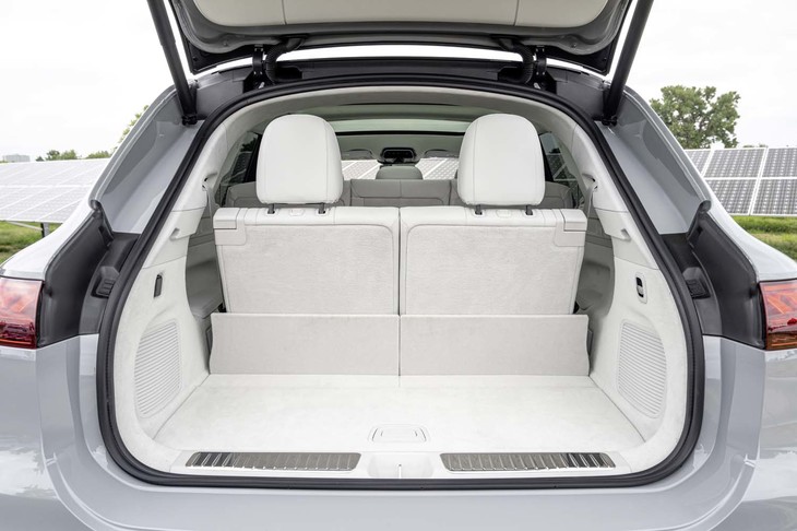 3列目シート使用時でも荷室の容量は545リッターを確保する。