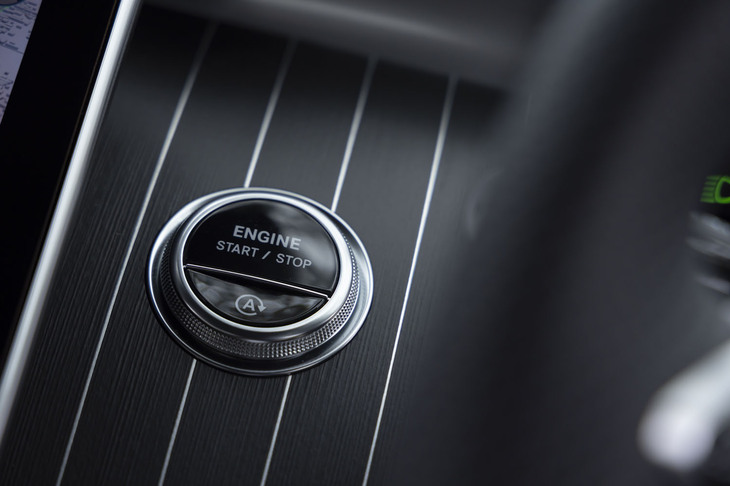 インストゥルメントパネルに備わるパワーユニットのスタート／ストップスイッチ。「レザーエクスクルーシブパッケージ」を選択すると、「ブラックオープンポアウッドインテリアトリム」が組み合わされる。