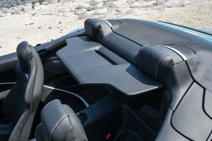 後席のスペースは「あくまで＋2」という感覚。バックレストにはスルーローディング機構に加え、バックレストを用いた電動展開式のウインドディフレクター（格納は手動）を備えている。