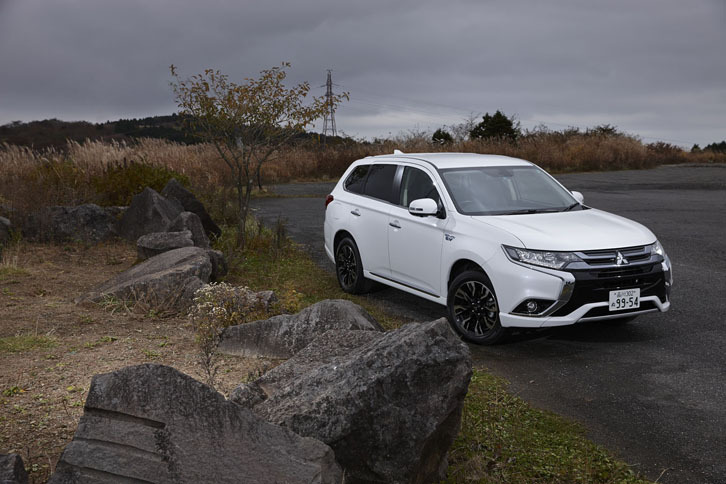 「アウトランダーPHEV」が国内で発売されたのは2013年。2015年の7月からは、デザインを変更し燃費性能を高めた、改良型が販売されている。