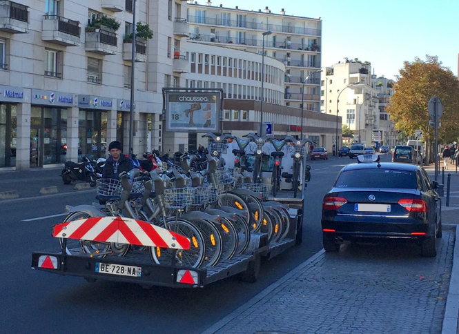 2007年の運用開始から来年で10年、シェアリング自転車「ヴェリブ」は完全に市民権を得た。写真は適切に配分するためのトラックで、EVである。