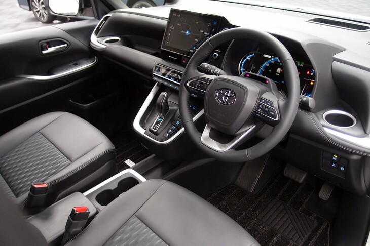 トヨタ・ノアS-Z＜7人乗り／ハイブリッド車＞（コックピット周辺部）