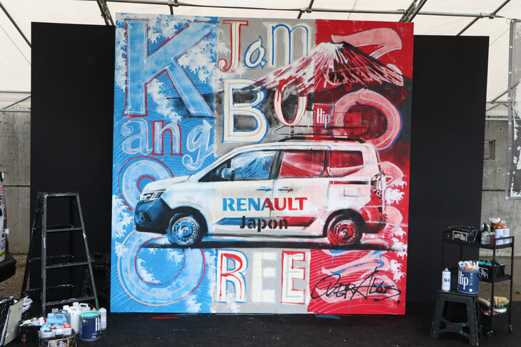 「OVER ALLs」によるカングーアートが完成。その出来栄えに記念写真を撮る参加者も多かった。