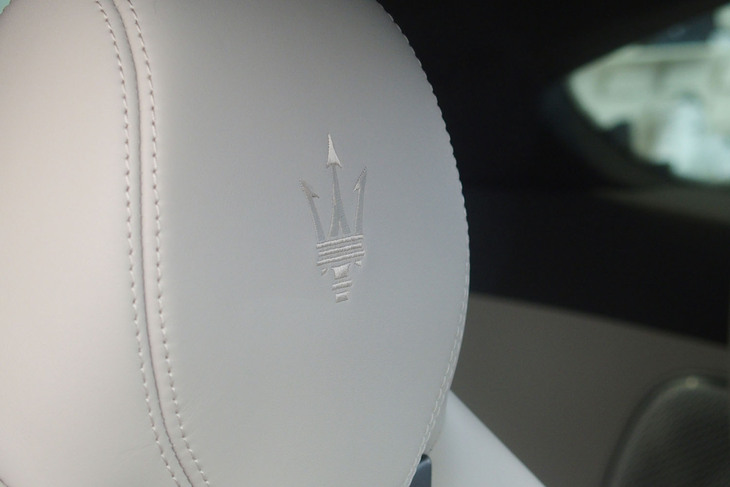 マセラティ・グラントゥーリズモ トロフェオ（フロントシートのヘッドレスト）