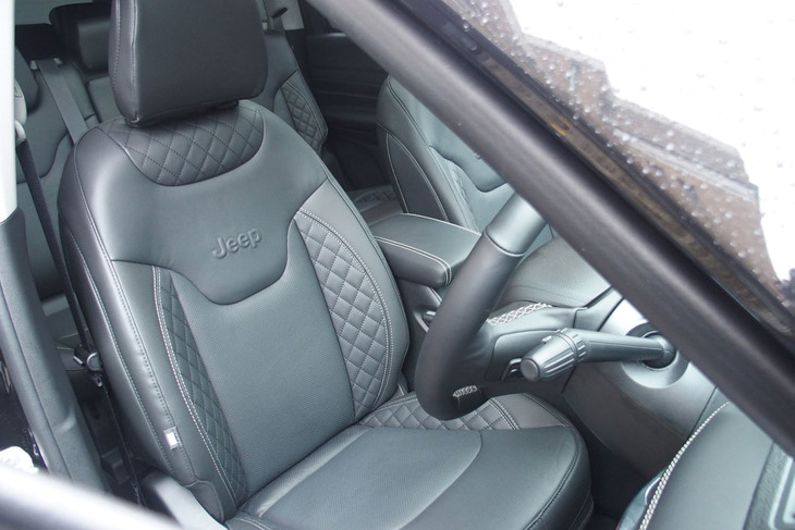 フロントシートには、電動調整機能とヒーターが標準で装備されている。